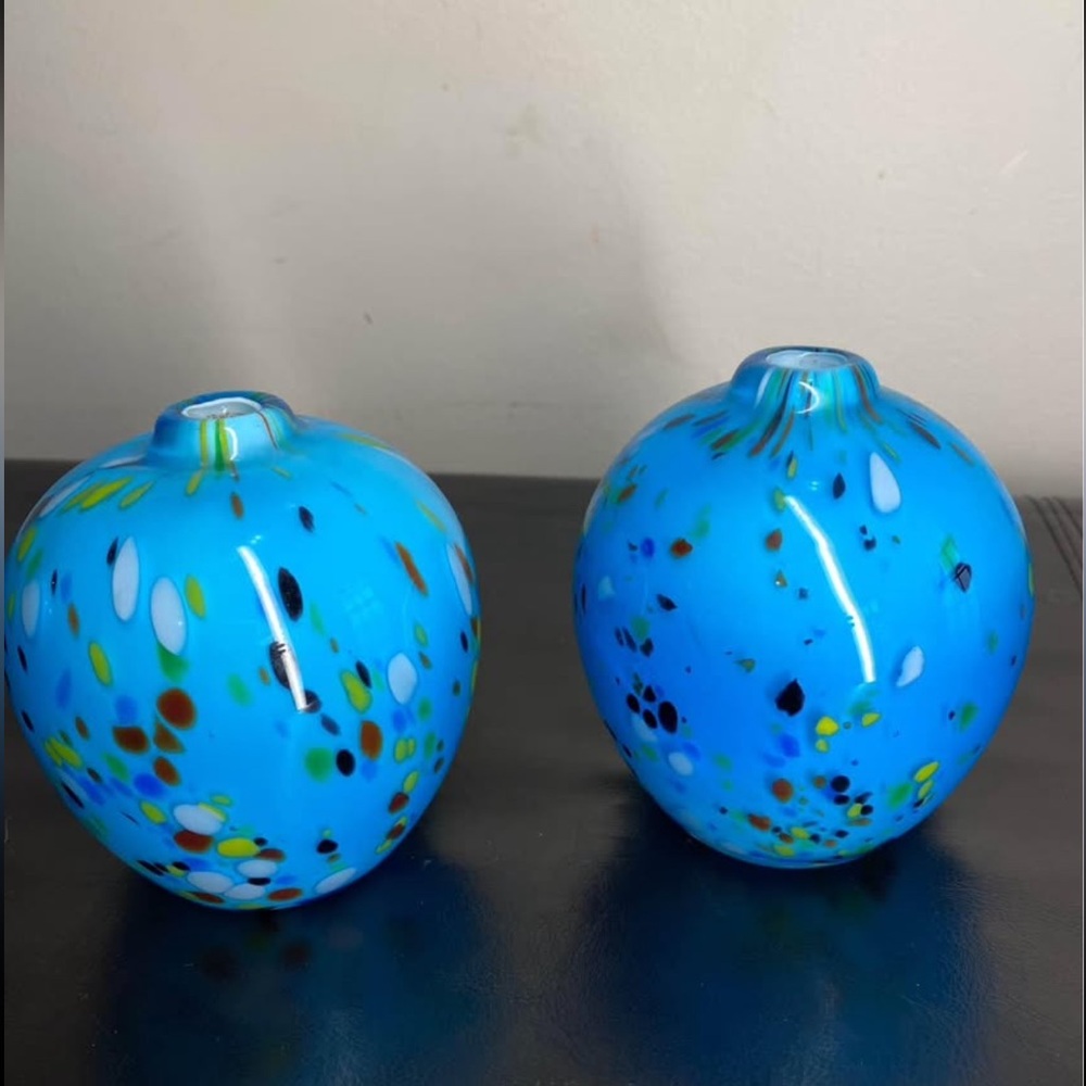Crate and Barrel Hand Blown Art Glass Turquoise Ziggy Confetti Bud Vase 5”